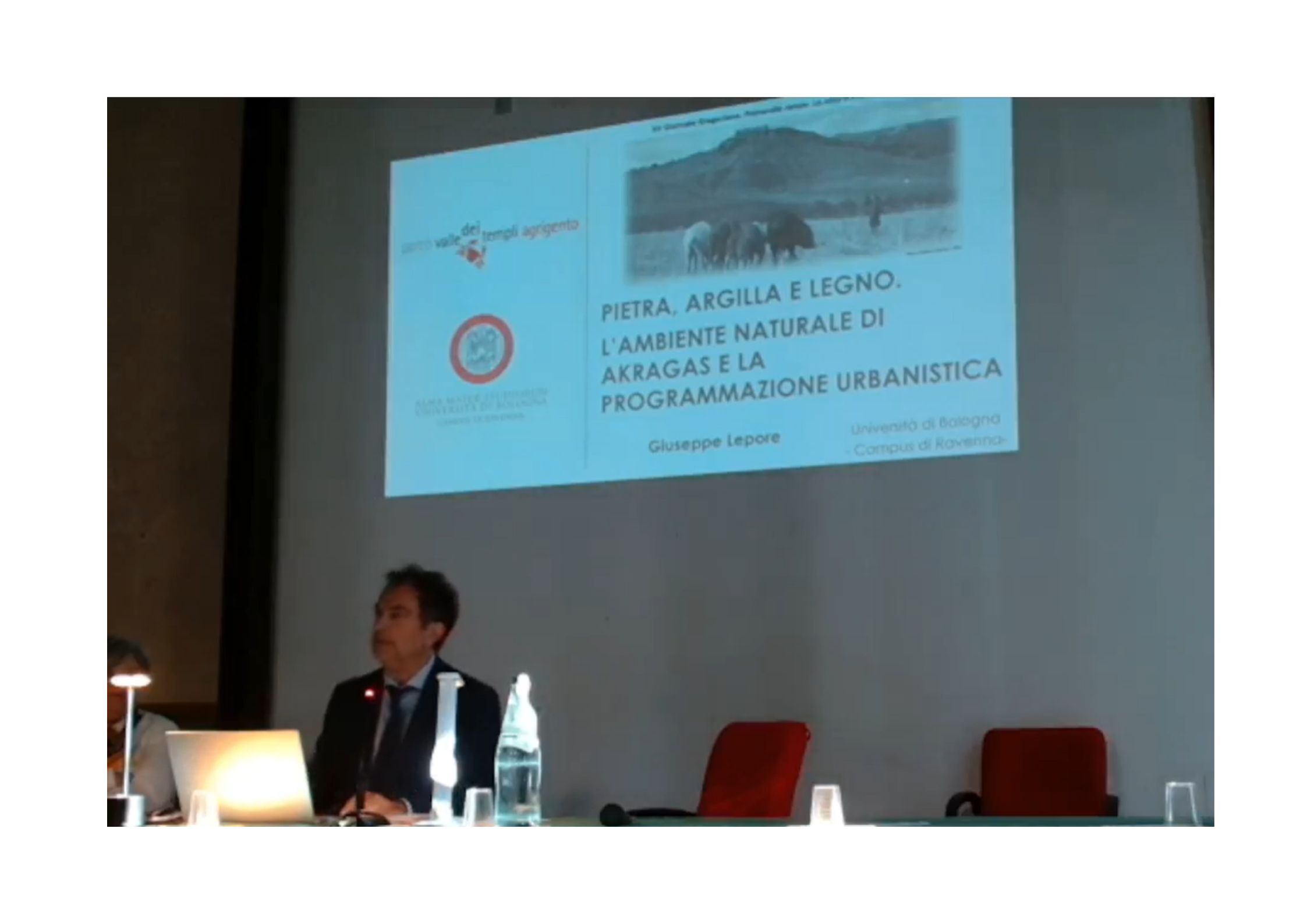 Il prof. Giuseppe Lepore durante l'esposizione del suo contributo dal titolo: "Pietra, argilla e legno. L'ambiente naturale di Akragas e la programmazione urbanistica".